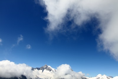 蓝天雪山